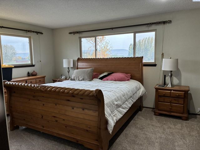 7802 Hicks Road, Grandview, WA 98930