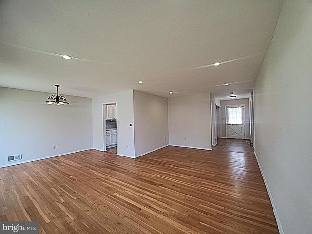 702 W EDMONSTON DR, Rockville, MD 20852