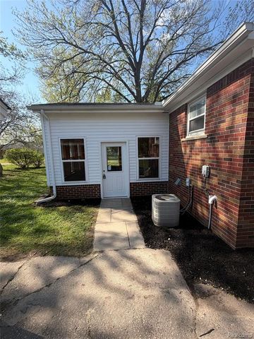 19527 Somers Street, New Boston, MI 48164