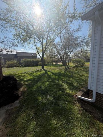 19527 Somers Street, New Boston, MI 48164