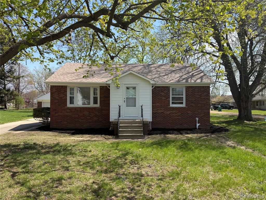 19527 Somers Street, New Boston, MI 48164