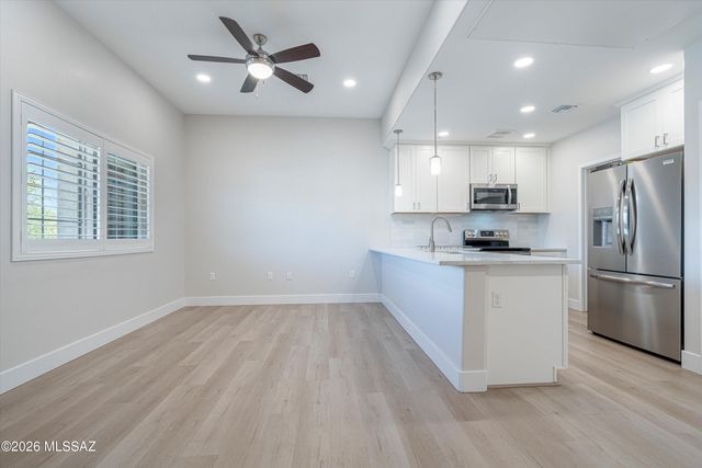 2042 E River Rd Unit 204, Tucson, AZ 85718