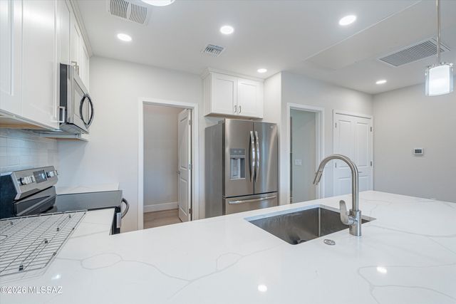 2042 E River Rd Unit 204, Tucson, AZ 85718
