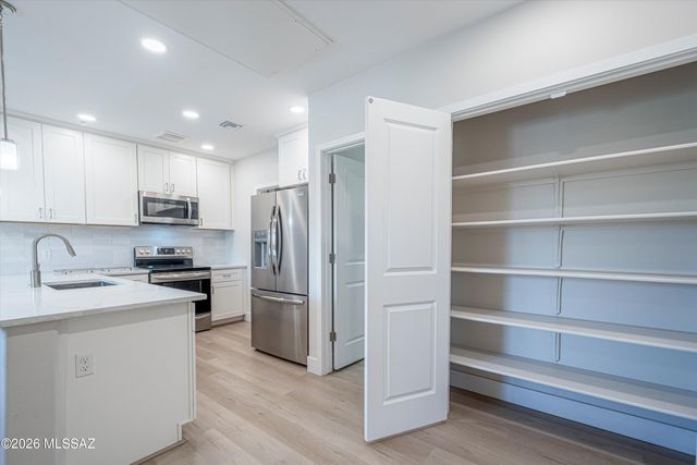 2042 E River Rd Unit 204, Tucson, AZ 85718