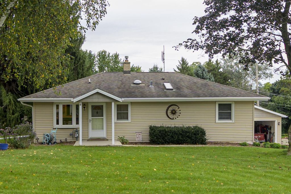 W262S3250 Ridge ROAD, Waukesha, WI 53189