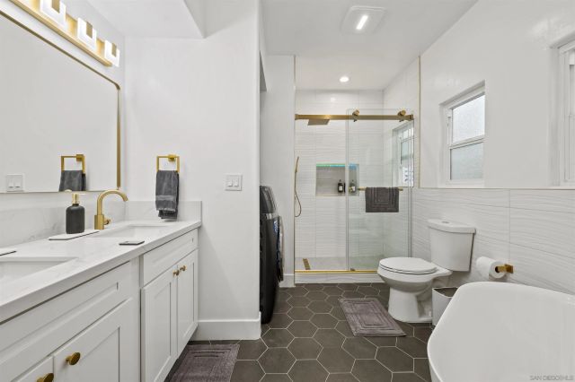 727 Ostend, San Diego, CA 92109