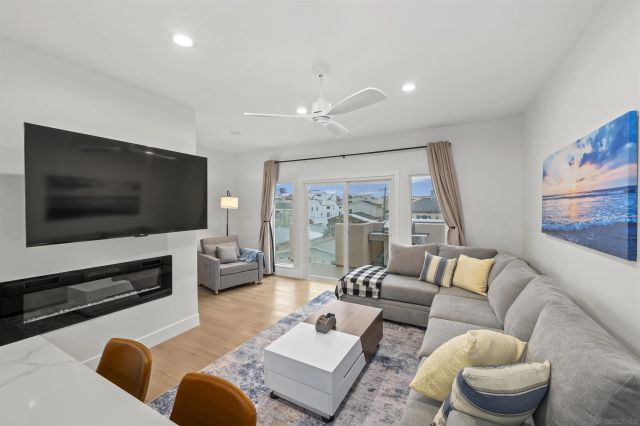 727 Ostend, San Diego, CA 92109