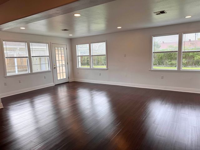 1025 Hickory St, Morgan City, LA 70380