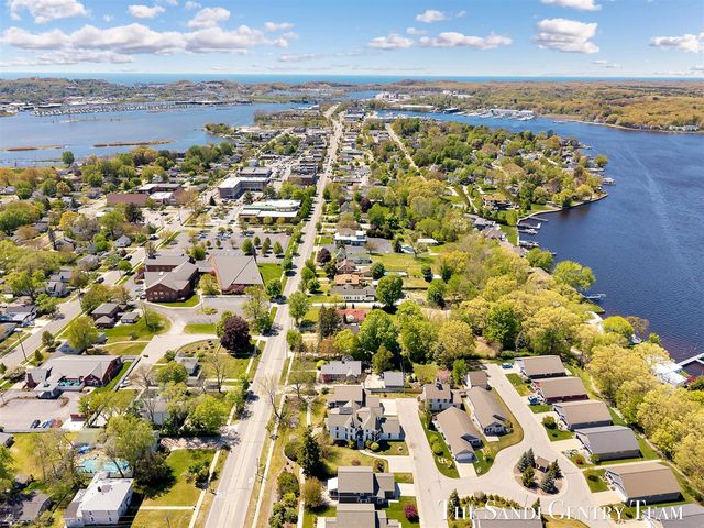 318 Rachaels Way, Spring Lake, MI 49456