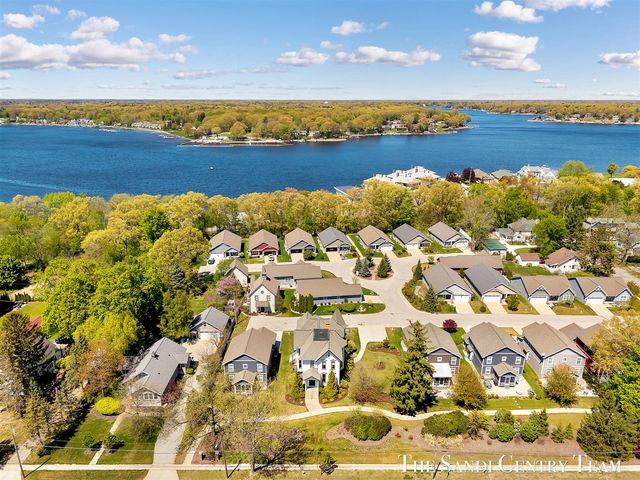 318 Rachaels Way, Spring Lake, MI 49456