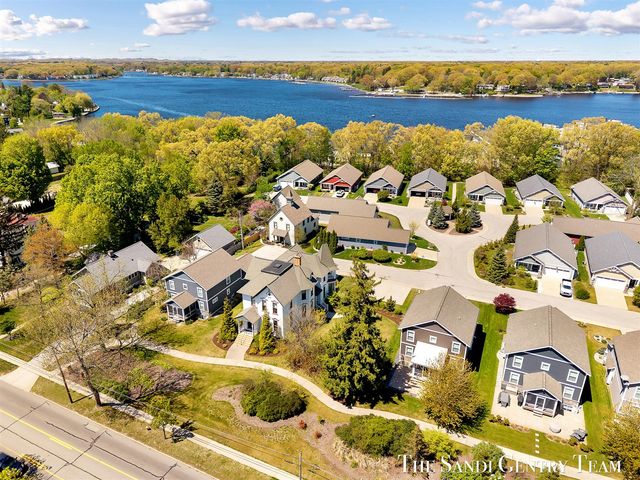 318 Rachaels Way, Spring Lake, MI 49456
