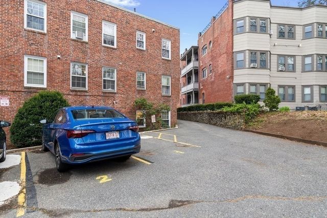 39 Commonwealth Ave 11, Newton, MA 02467