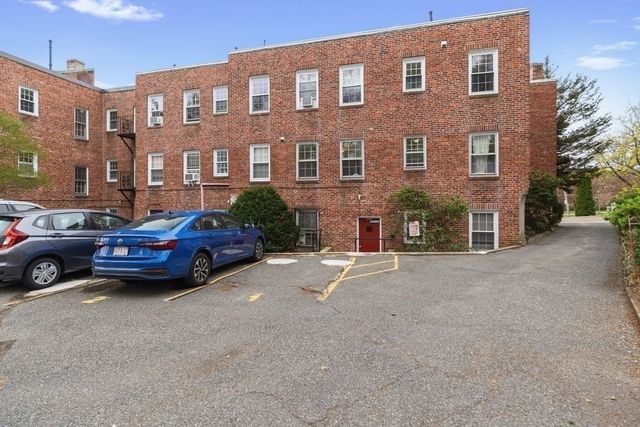39 Commonwealth Ave 11, Newton, MA 02467