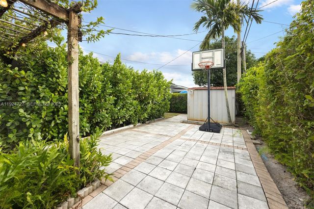 1420 SW 82nd Ave, Miami, FL 33144