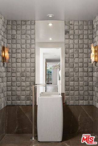 2731 Hutton Drive, Beverly Hills, CA 90210