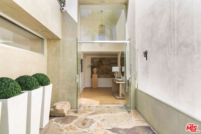 2731 Hutton Drive, Beverly Hills, CA 90210