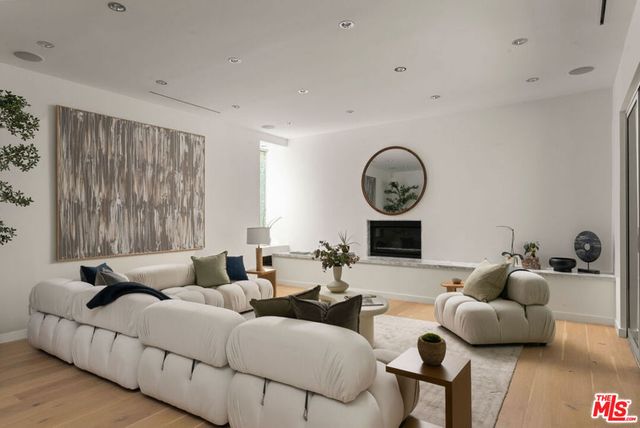 2731 Hutton Drive, Beverly Hills, CA 90210