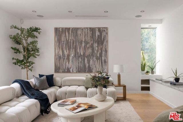 2731 Hutton Drive, Beverly Hills, CA 90210