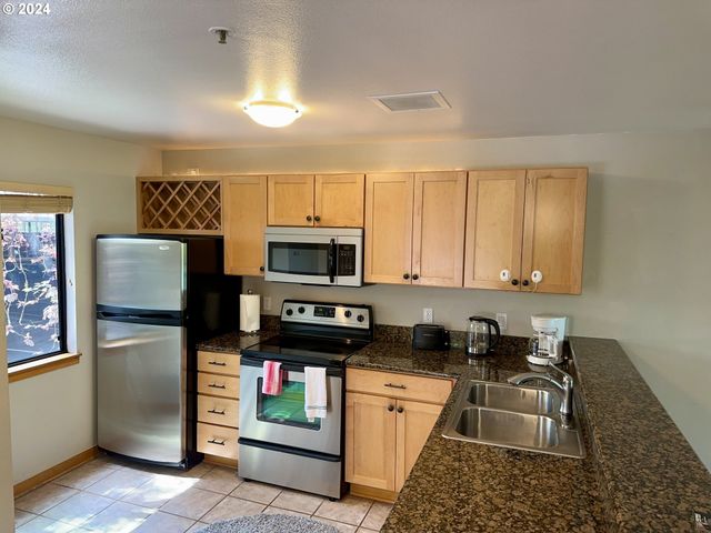 730 Nw NAITO Pkwy E25, Portland, OR 97209