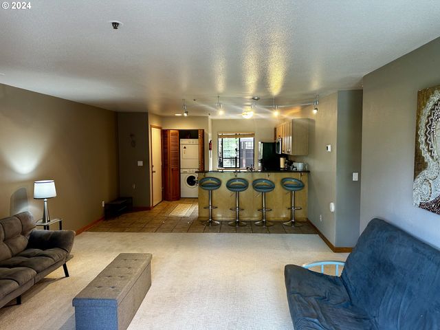 730 Nw NAITO Pkwy E25, Portland, OR 97209