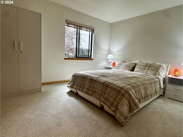 730 Nw NAITO Pkwy E25, Portland, OR 97209