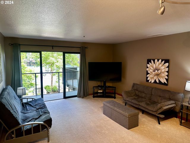 730 Nw NAITO Pkwy E25, Portland, OR 97209