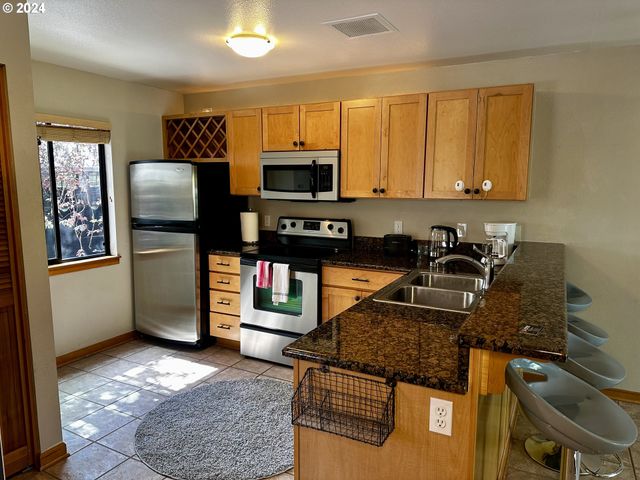 730 Nw NAITO Pkwy E25, Portland, OR 97209
