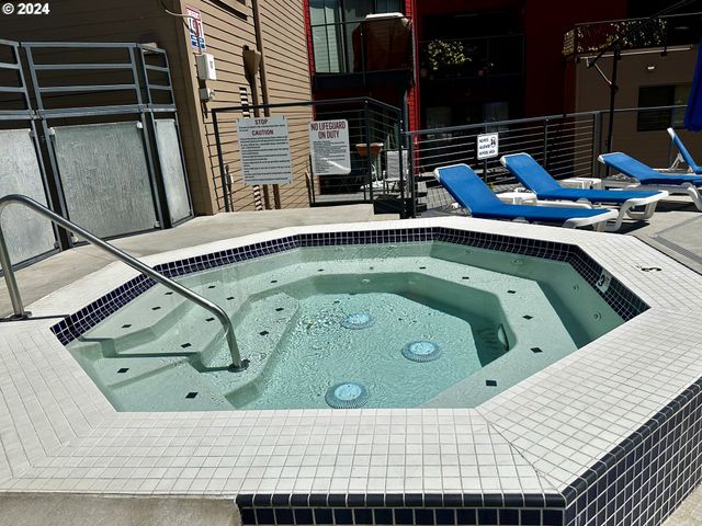 730 Nw NAITO Pkwy E25, Portland, OR 97209