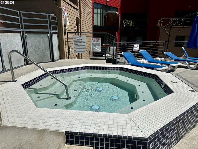 730 Nw NAITO Pkwy E25, Portland, OR 97209