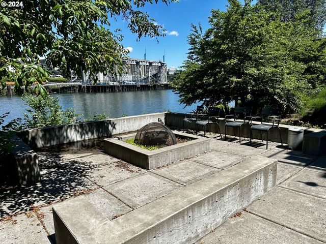 730 Nw NAITO Pkwy E25, Portland, OR 97209