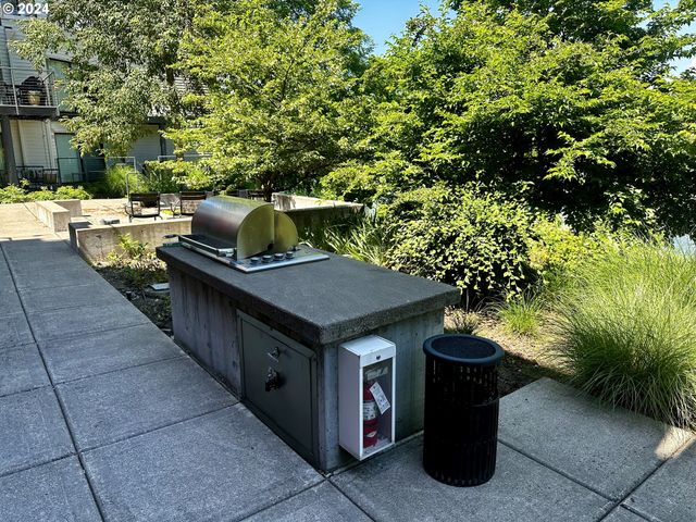 730 Nw NAITO Pkwy E25, Portland, OR 97209