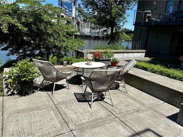 730 Nw NAITO Pkwy E25, Portland, OR 97209
