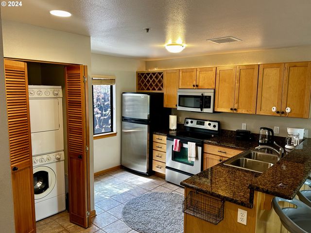 730 Nw NAITO Pkwy E25, Portland, OR 97209