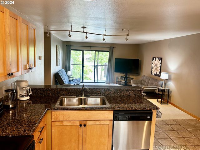 730 Nw NAITO Pkwy E25, Portland, OR 97209