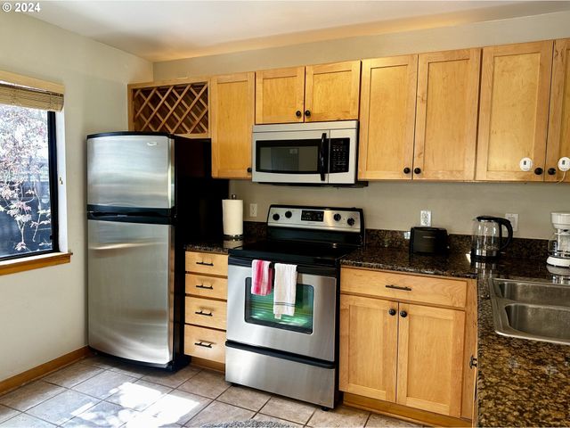 730 Nw NAITO Pkwy E25, Portland, OR 97209