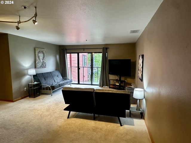 730 Nw NAITO Pkwy E25, Portland, OR 97209