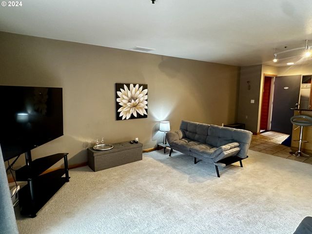730 Nw NAITO Pkwy E25, Portland, OR 97209