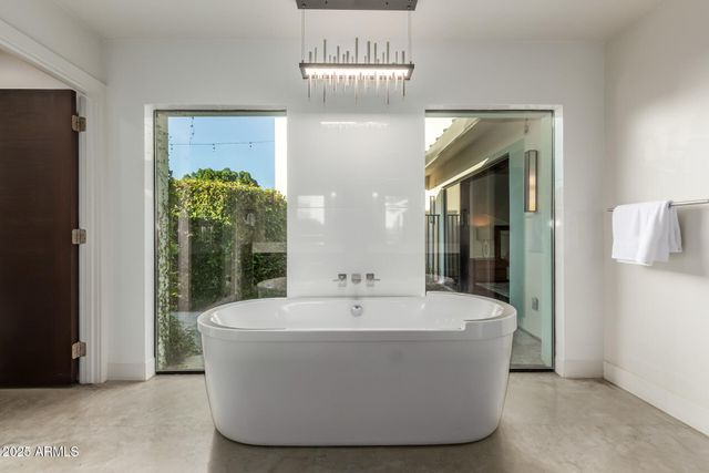 6636 N 48TH Street, Paradise Valley, AZ 85253