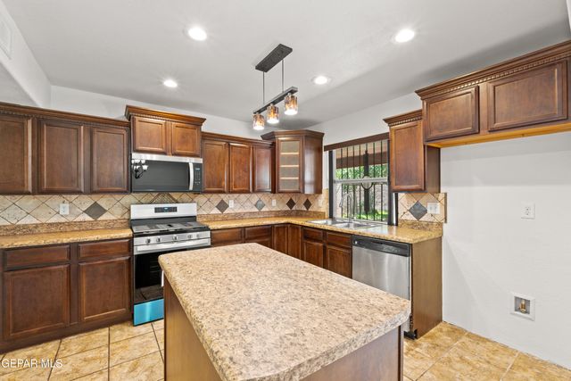 10701 KINROSS Avenue, El Paso, TX 79935