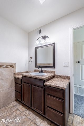 10701 KINROSS Avenue, El Paso, TX 79935