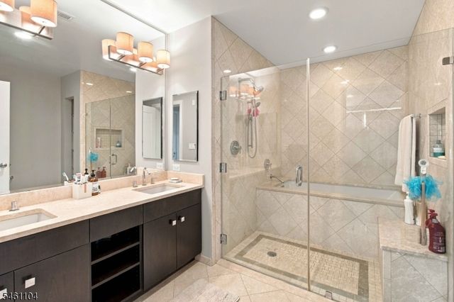 250 Henley Pl 207, Weehawken Twp., NJ 07086