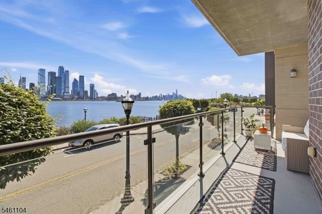 250 Henley Pl 207, Weehawken Twp., NJ 07086