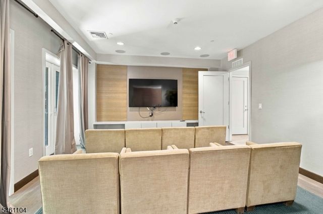 250 Henley Pl 207, Weehawken Twp., NJ 07086