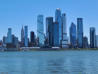 250 Henley Pl 207, Weehawken Twp., NJ 07086