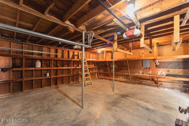 607 Peachtree Rd, Kingston, TN 37763