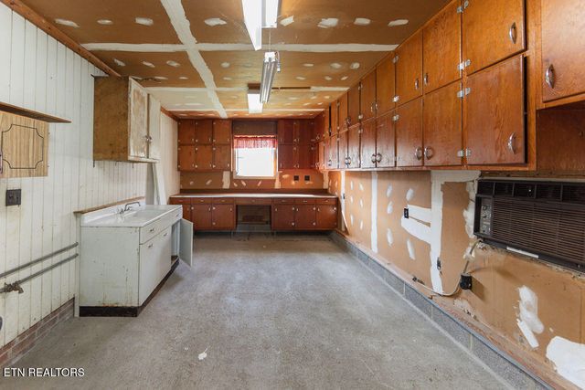 607 Peachtree Rd, Kingston, TN 37763