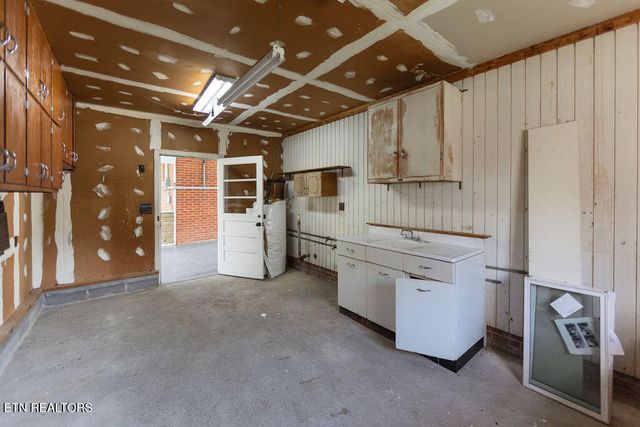 607 Peachtree Rd, Kingston, TN 37763
