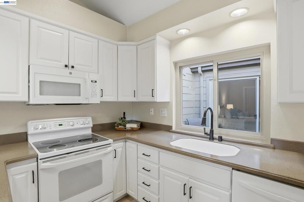 Image 8 of property listing at 1825 Crestline Rd, Pleasanton, CA 94566