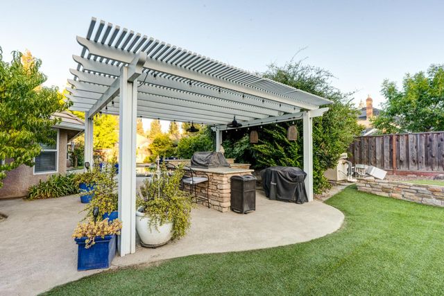 859 E Partridge Lane, Fresno, CA 93730