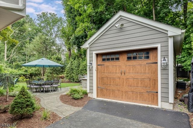 24 Ridge Rd, Glen Rock Boro, NJ 07452